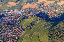 Vue aérienne de Vue de la ville derrière les vignes depuis l'est à Beilstein dans le département Bade-Wurtemberg, Allemagne