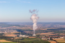 Vue aérienne de Blocs réacteurs, structures de tour de refroidissement et installations de la centrale nucléaire - centrale nucléaire - centrale nucléaire GKN Neckarwestheim à Neckarwestheim à Gemmrigheim dans le département Bade-Wurtemberg, Allemagne