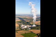 Vue aérienne de Blocs réacteurs, structures de tour de refroidissement et installations de la centrale nucléaire - centrale nucléaire - centrale nucléaire GKN Neckarwestheim à Neckarwestheim à Gemmrigheim dans le département Bade-Wurtemberg, Allemagne