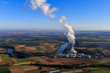 Centrale nucléaire Neckarwestheim d'EnBW Kernkraft GmbH de l'est à Neckarwestheim dans le département Bade-Wurtemberg, Allemagne d'en haut