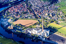 Vue aérienne de Centre du village et centrale électrique Walheim (EnBW) sur les rives du Neckar à Walheim dans le département Bade-Wurtemberg, Allemagne
