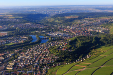 Vue aérienne de Vue de la ville sur le Neckar depuis le nord à Walheim dans le département Bade-Wurtemberg, Allemagne