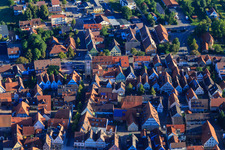 Vue aérienne de Rue principale avec la porte de la ville Bönnigheim à Bönnigheim dans le département Bade-Wurtemberg, Allemagne