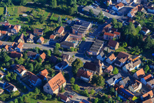 Vue aérienne de VBU Volksbank im Unterland eG - Succursale Zaberfeld, Alexander-Stift, Hôtel de Ville Zaberfeld et Église de Maurice à Zaberfeld dans le département Bade-Wurtemberg, Allemagne