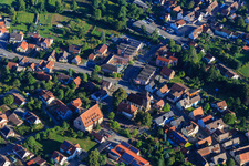Vue aérienne de VBU Volksbank im Unterland eG - Succursale Zaberfeld, Alexander-Stift, Hôtel de Ville Zaberfeld et Église de Maurice à Zaberfeld dans le département Bade-Wurtemberg, Allemagne