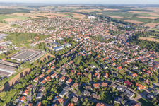 Vue aérienne de Vue sur le village à Sulzfeld dans le département Bade-Wurtemberg, Allemagne