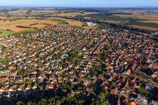 Vue aérienne de Vue d'ensemble de la ville depuis l'est à Sulzfeld dans le département Bade-Wurtemberg, Allemagne