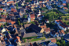 Vue aérienne de Location Bureau Sulzfeld et Église protestante à Sulzfeld dans le département Bade-Wurtemberg, Allemagne