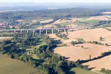 Vue aérienne de Pont de la vallée Bauerbach à le quartier Bauerbach in Bretten dans le département Bade-Wurtemberg, Allemagne