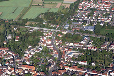 Vue aérienne de Pont ferroviaire de la Büchenauer Straße à le quartier Untergrombach in Bruchsal dans le département Bade-Wurtemberg, Allemagne