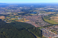 Vue aérienne de Vue de la ville depuis le nord-est à le quartier Eggenstein in Eggenstein-Leopoldshafen dans le département Bade-Wurtemberg, Allemagne