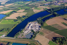 Vue aérienne de Gravière de Heidelberg Materials Mineralik sur le Vieux Rhin et le Polder Neupotz à Neupotz dans le département Rhénanie-Palatinat, Allemagne