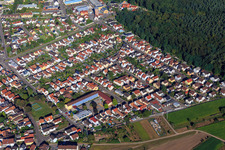 Vue aérienne de Schulstr avec l'école primaire Lina Sommer à Jockgrim dans le département Rhénanie-Palatinat, Allemagne