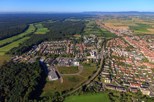 Vue d'ensemble de la ville depuis l'est à Kandel dans le département Rhénanie-Palatinat, Allemagne hors des airs