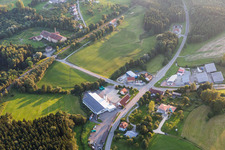 Vue aérienne de Zone industrielle et d'implantation d'entreprise Bahnhofstraße avec technologie publicitaire Folienbär et construction en bois Mühlingen GmbH à le quartier Zoznegg in Mühlingen dans le département Bade-Wurtemberg, Allemagne