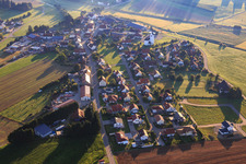 Vue aérienne de Saint Matthieu au centre du village à le quartier Unterbichtlingen in Sauldorf dans le département Bade-Wurtemberg, Allemagne