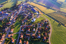Vue aérienne de Saint Matthieu au centre du village du quartier Wasser à le quartier Unterbichtlingen in Sauldorf dans le département Bade-Wurtemberg, Allemagne