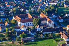Vue aérienne de Pensionnat et église du monastère Saint-Bernard dans le monastère Wald à Wald dans le département Bade-Wurtemberg, Allemagne