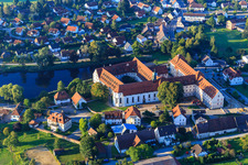 Vue aérienne de Pensionnat et église du monastère Saint-Bernard dans le monastère Wald à Wald dans le département Bade-Wurtemberg, Allemagne