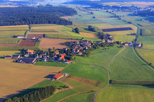 Vue aérienne de Vue du village depuis le sud à le quartier Zell am Andelsbach in Pfullendorf dans le département Bade-Wurtemberg, Allemagne