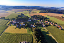 Vue aérienne de Vue du village depuis le nord avec St. Michael et Klosterhof à le quartier Tafertsweiler in Ostrach dans le département Bade-Wurtemberg, Allemagne