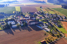 Vue aérienne de Monastère et église du monastère Sießen avec potager, café dans la cour du monastère et église paroissiale Saint-Marc à le quartier Sießen in Bad Saulgau dans le département Bade-Wurtemberg, Allemagne