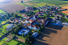 Photographie aérienne de Monastère et église du monastère Sießen avec potager, café dans la cour du monastère et église paroissiale Saint-Marc à le quartier Sießen in Bad Saulgau dans le département Bade-Wurtemberg, Allemagne