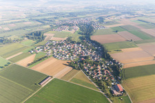Vue aérienne de Vue des rues et des maisons dans les quartiers résidentiels à le quartier Erisdorf in Ertingen dans le département Bade-Wurtemberg, Allemagne