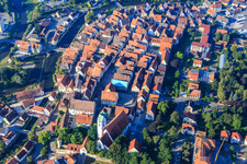 Vue aérienne de Vieille ville historique avec place du marché, Lange Straße et église paroissiale Saint-Georges à Riedlingen dans le département Bade-Wurtemberg, Allemagne