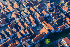 Vue aérienne de Vieille ville historique avec ancien hôpital, hospice et mendicité de l'hôpital du Saint-Esprit et Lange Straße à Riedlingen dans le département Bade-Wurtemberg, Allemagne