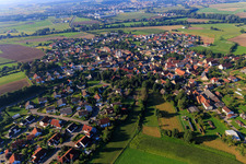 Vue aérienne de Vue de la ville depuis le nord-est à le quartier Blochingen in Mengen dans le département Bade-Wurtemberg, Allemagne