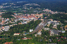 Vue aérienne de Prinzengarten et gare devant le château de Hohenzollern Sigmaringen à Sigmaringen dans le département Bade-Wurtemberg, Allemagne