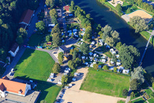 Vue aérienne de Aire de stationnement pour camping-cars et camping Sigmaringen sur les rives du Danube près du pont suspendu sur le Danube à Sigmaringen dans le département Bade-Wurtemberg, Allemagne