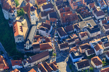 Vue aérienne de Fürst-Wilhelm-Straße, château de Hohenzollern Sigmaringen et église Saint-Jean à Sigmaringen dans le département Bade-Wurtemberg, Allemagne