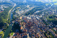 Vue aérienne de Vieille ville historique avec Antonstraße, Fürst-Wilhelm-Straße, le château de Hohenzollern Sigmaringen et l'église Saint-Jean au-dessus du Danube à Sigmaringen dans le département Bade-Wurtemberg, Allemagne