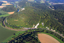 Vue aérienne de Falaises calcaires abruptes dans la vallée du Danube à Inzigkofen dans le département Bade-Wurtemberg, Allemagne