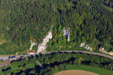 Vue aérienne de Falaises calcaires abruptes dans la vallée du Danube à Inzigkofen dans le département Bade-Wurtemberg, Allemagne