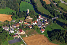Vue aérienne de Ruines du château de Dietfurt et Dietfurt Mill Inn - Diesch OHG dans la vallée du Danube à le quartier Vilsingen in Inzigkofen dans le département Bade-Wurtemberg, Allemagne