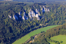 Vue aérienne de Falaises calcaires abruptes dans la vallée du Danube à le quartier Neidingen in Beuron dans le département Bade-Wurtemberg, Allemagne