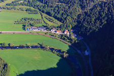 Vue aérienne de Vue du village dans la vallée du Danube avec Landypoint GmbH à le quartier Neidingen in Beuron dans le département Bade-Wurtemberg, Allemagne