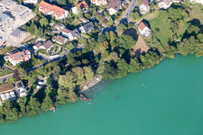 Vue aérienne de Nageurs à la piscine extérieure Steißlingen du lac Steißlinger à Steißlingen dans le département Bade-Wurtemberg, Allemagne