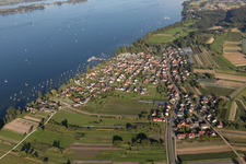 Vue aérienne de Zones riveraines du lac de Constance avec port de plaisance et école de voile à le quartier Iznang in Moos dans le département Bade-Wurtemberg, Allemagne