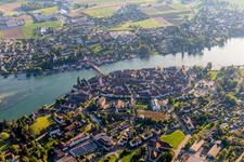Vue aérienne de Rivière - Structure de pont sur le Rhin à Stein am Rhein dans le département Schaffhouse, Suisse