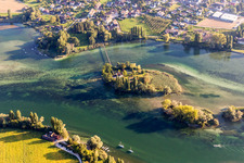 Vue aérienne de L'île de Werd sur les rives du Rhin à Stein am Rhein dans le canton de Schaffhouse à Eschenz dans le département Thurgovie, Suisse