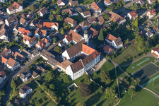 Vue aérienne de Complexe immobilier du Canonisme augustinien à le quartier Stiegen in Öhningen dans le département Bade-Wurtemberg, Allemagne