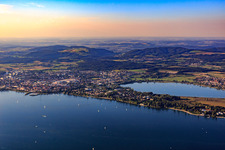 Vue aérienne de Vue de la presqu'île de Mettnau depuis le sud avec le parc de Mettnau à Radolfzell am Bodensee dans le département Bade-Wurtemberg, Allemagne