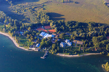 Vue aérienne de Presqu'île de Mettnau avec embarcadère pour le ferry solaire et la clinique Hermann-Albrecht à Radolfzell am Bodensee dans le département Bade-Wurtemberg, Allemagne