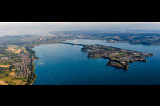 Vue aérienne de Panorama de l'île du lac Reichenau sur le lac de Constance dans le district Reichenau à le quartier Mittelzell in Reichenau dans le département Bade-Wurtemberg, Allemagne