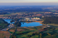 Vue aérienne de Zone industrielle près de la gravière Pfullendorf-Tautenbronn avec Kramer Academy, Kramer Werke Load trucks et Geberit Logistik GmbH à Pfullendorf dans le département Bade-Wurtemberg, Allemagne