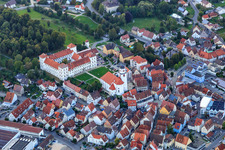 Vue aérienne de Château Meßkirch, Maison du Sacré-Cœur Meßkirch et Église catholique Saint-Martin à Meßkirch dans le département Bade-Wurtemberg, Allemagne